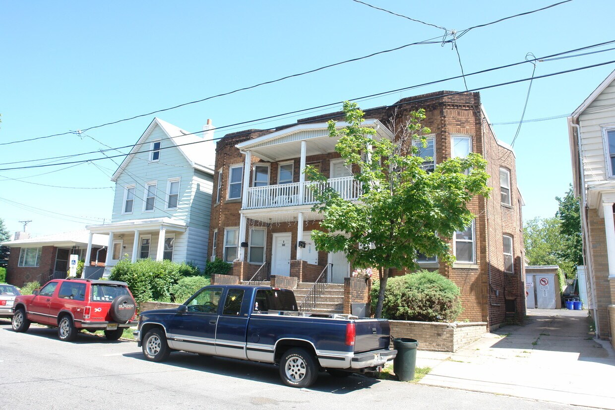 Building Photo - 350 Barclay St