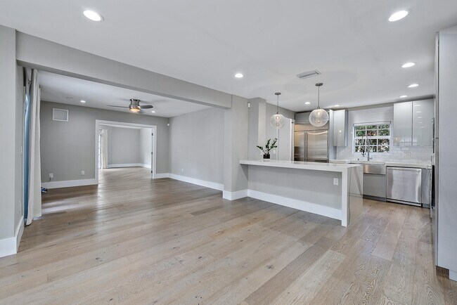 Building Photo - 312 Cordova Rd