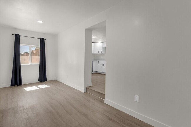 Building Photo - Brand new renovation in the heart of downt...