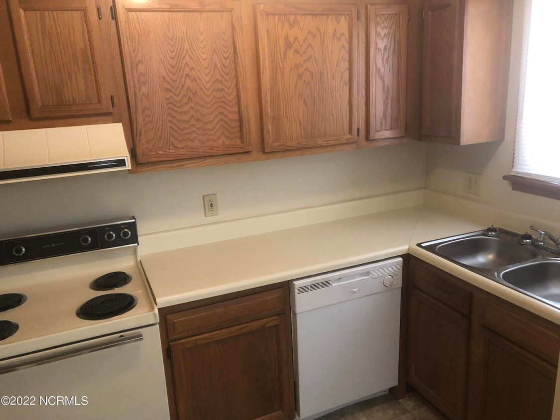 1929 Buxton Rd Unit F, Greenville, NC 27858 Room for Rent in