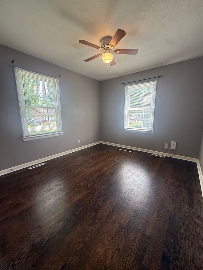 Foto del edificio - Charming 2-Bedroom, 1-Bath Home in Raytown, MO – Modern Finishes & Spacious Yard!