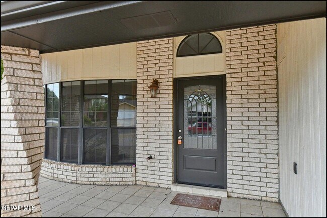 Building Photo - 705 Villa Flores Dr