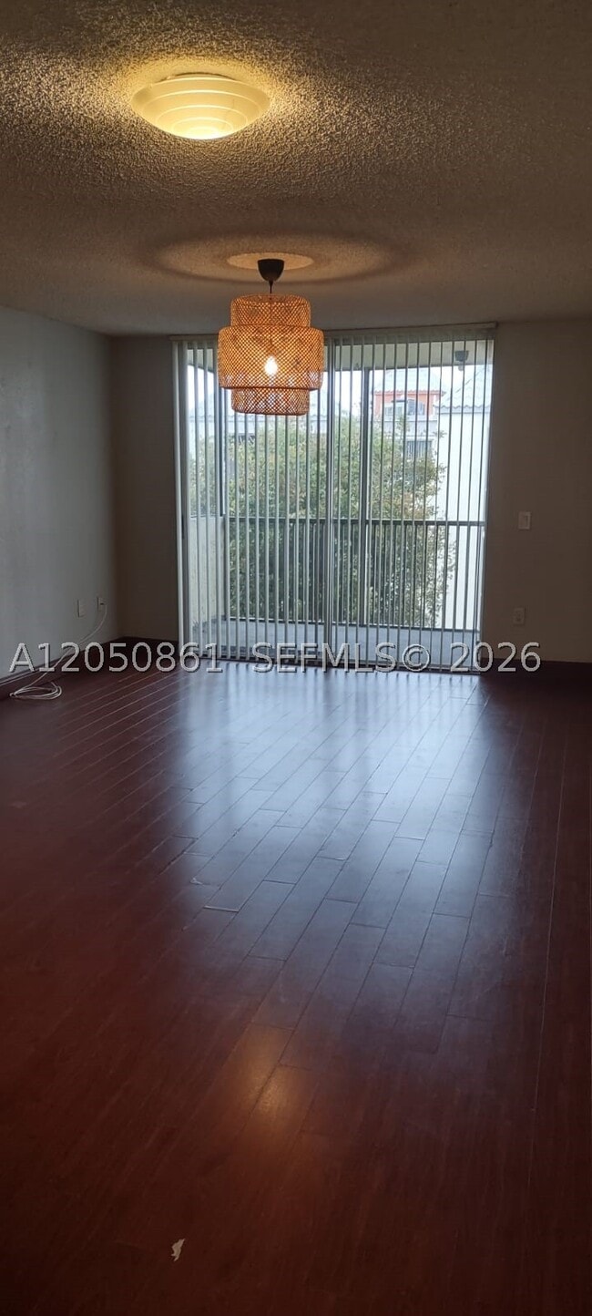 Foto del edificio - 8215 Lake Dr