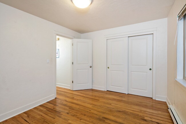 Building Photo - 114 12th Ave E
