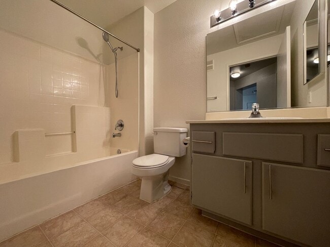 Foto del edificio - 2 BED 2 BATH CONDO IN GATED COMMUNITY!