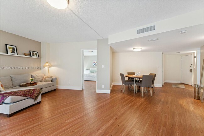 Foto del edificio - 3101 N Country Club Dr
