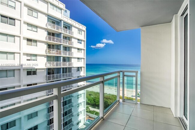 Foto del edificio - 6917 Collins Ave