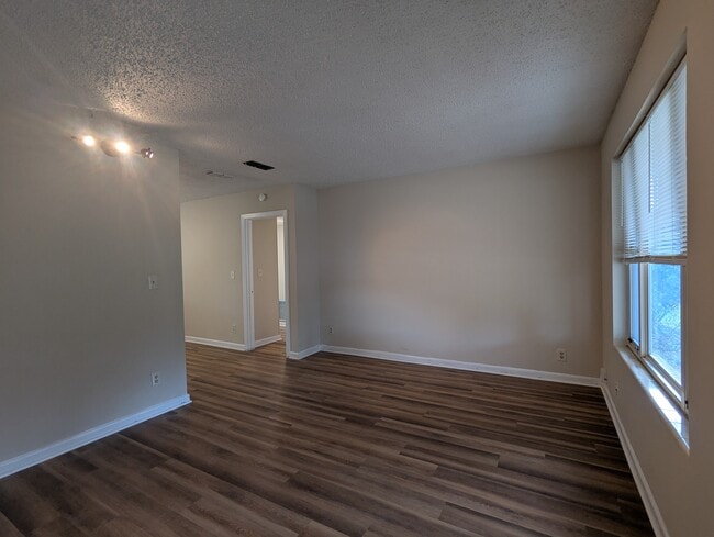 Foto del edificio - 6522 Bartholf Ave