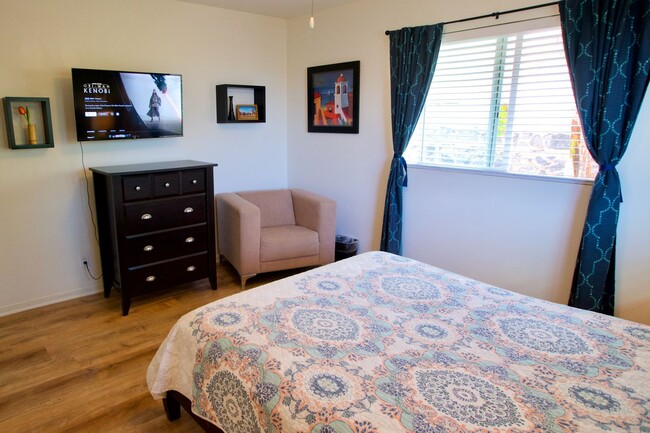Foto del edificio - FULLY FURNISHED upstairs of duplex with AM...