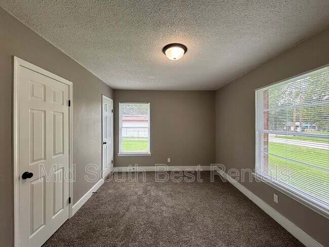 Building Photo - 801 Sharp Dr