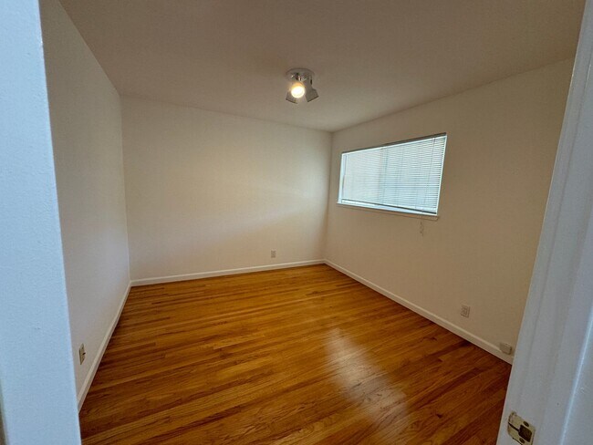 Foto del edificio - Great condition home Move In Ready! Walkin...