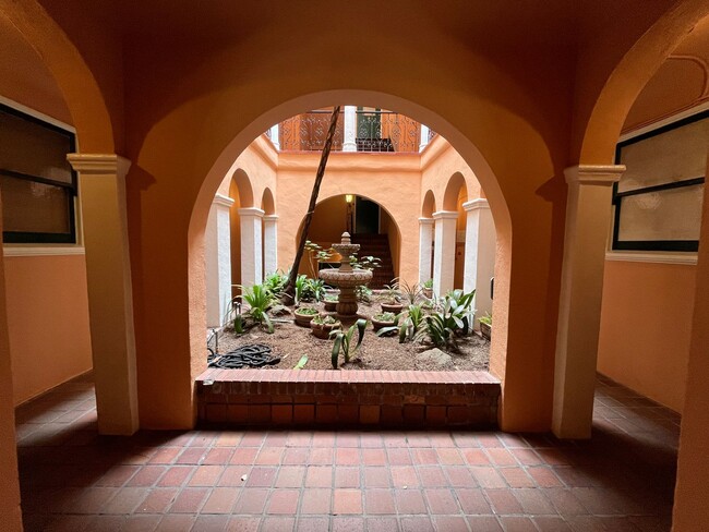 Building Photo - Charming Studio Near Lombard Steps
