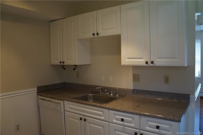 Building Photo - 240 Sunnyridge Ave