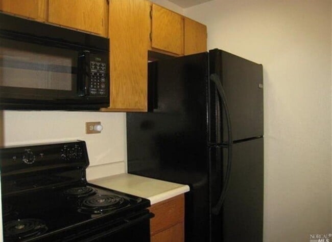 Building Photo - Coming Soon! 2 bed 2 bath Windsor Townhouse!