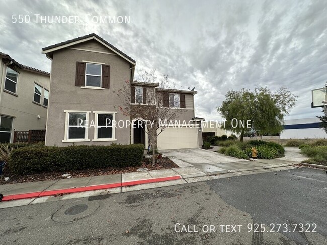 Building Photo - Gorgeous 4 Bedroom, 3 Bathroom Single-Fami...