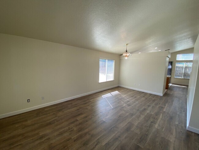 Building Photo - Charming Home with a Large Lot