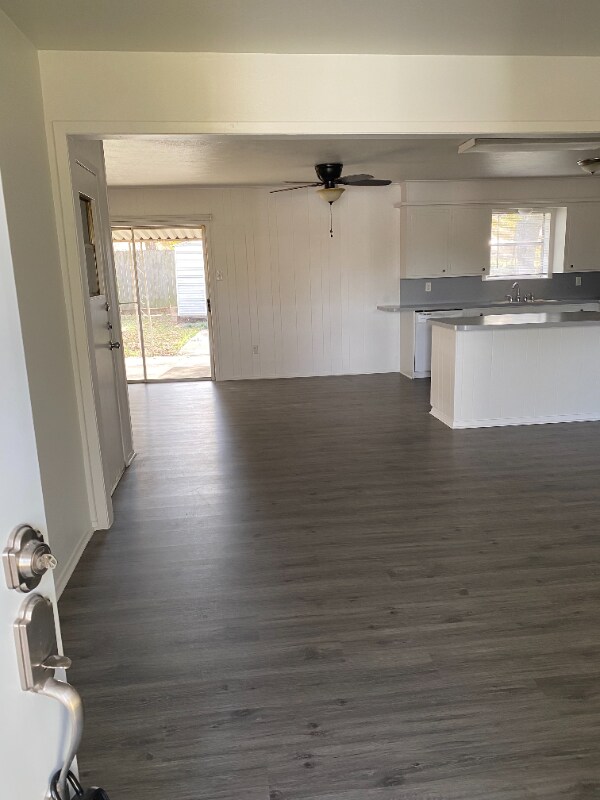 Foto del edificio - 137 Hardy Ave