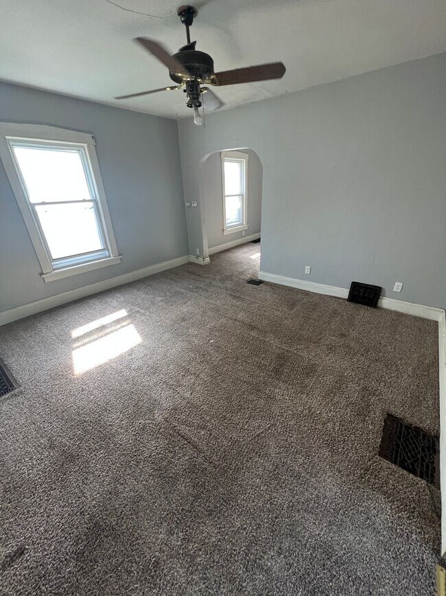 Building Photo - Two bedroom/ Two bath house