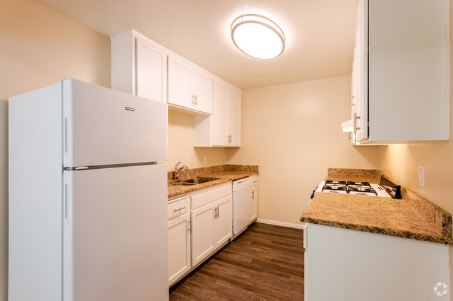 2BR, 1.5BA - 995 SF - Lime Grove Apartments