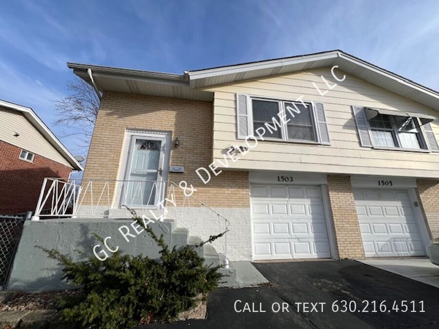 Foto principal - ***SCHAUMBURG DUPLEX / 2BDRM - 2BTH / SS A...