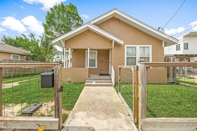 Building Photo - 1435 N Durham Dr