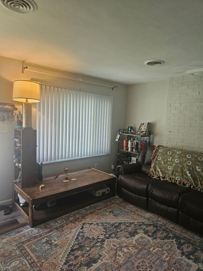 Building Photo - 913 Serf Ct
