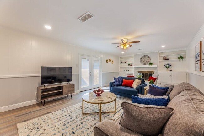 Building Photo - COVETED home in Lochwood Neighborhood!