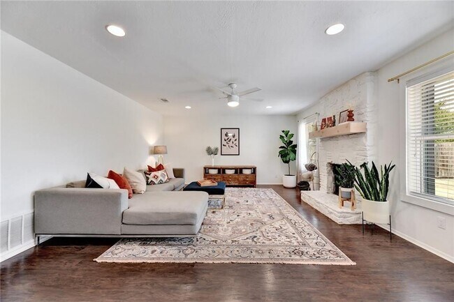 Foto del edificio - 8308 Roan Ln