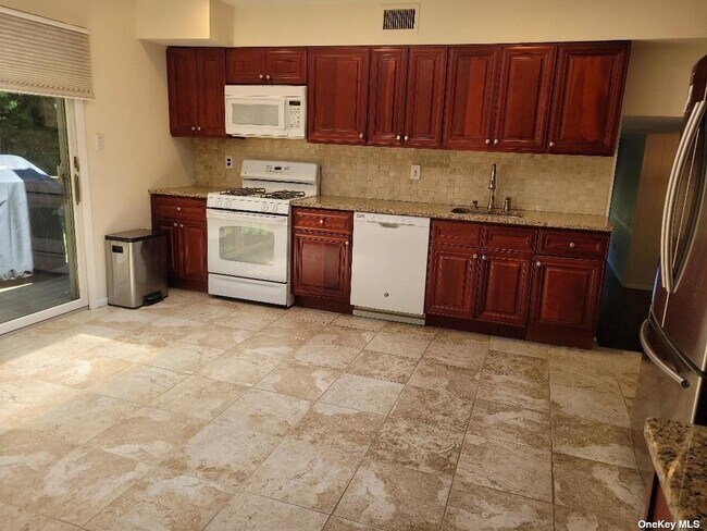 Foto del edificio - 36 Long Ridge Rd