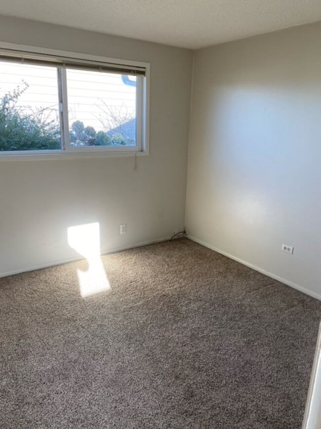 Building Photo - 2070