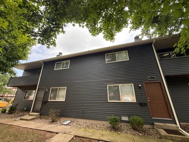 Building Photo - 830 White Oak Dr