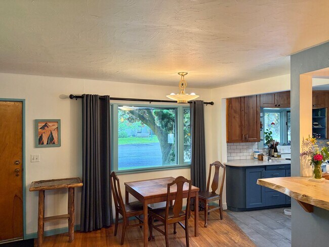 Foto del edificio - 4 Bedroom Unfurnished Home in Columbia Falls