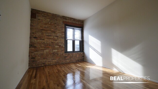 Foto del edificio - 556 W Wellington Ave