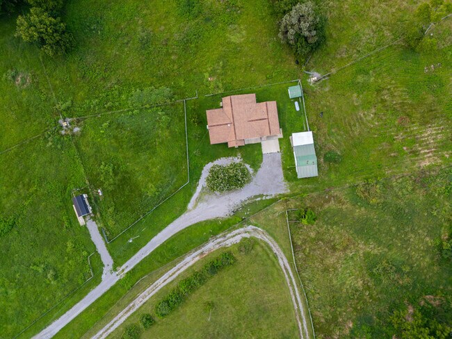 Foto del edificio - 1503 Cornersville Hwy