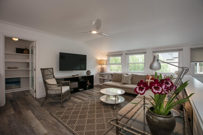 Main room, view of sitting area - 451 Euclid St