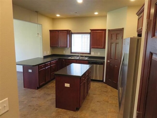 Building Photo - 3 Bedroom Townhome!