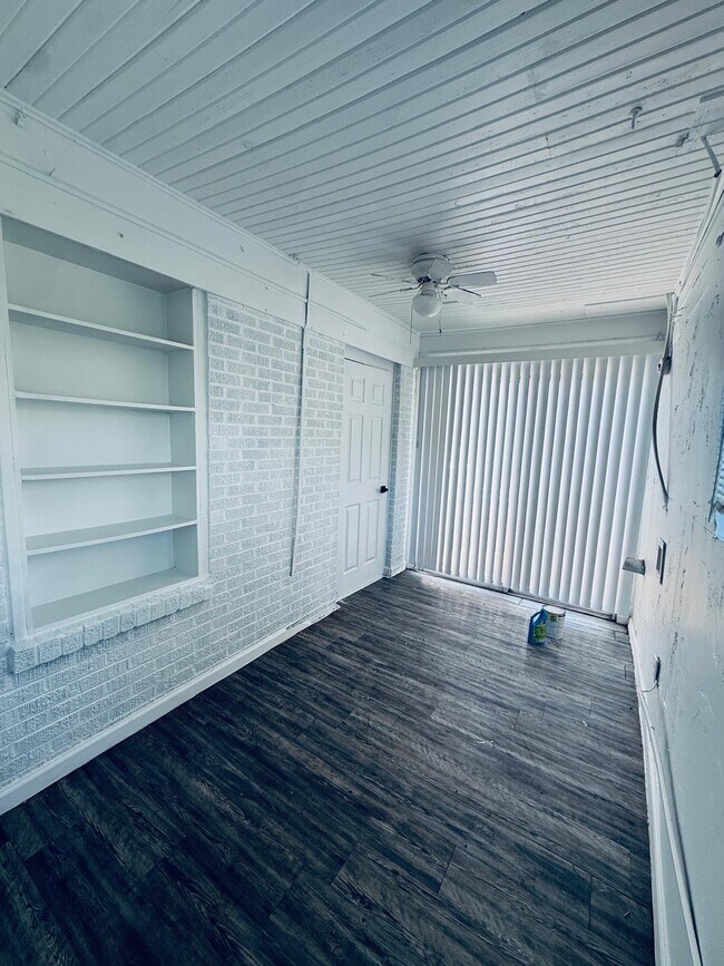Building Photo - 326 E Harmon Dr