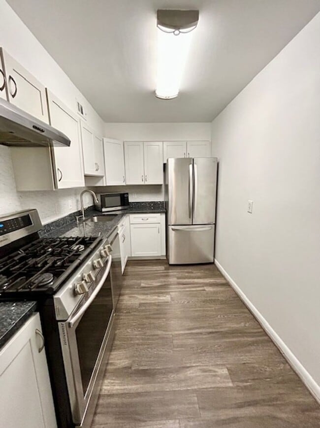 Building Photo - 10300 Westlake Dr