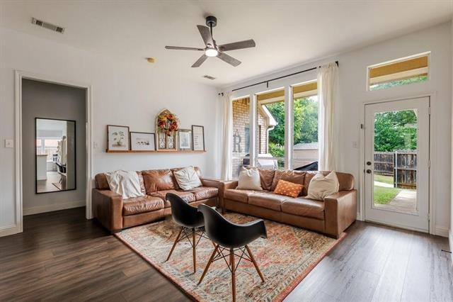 Foto del edificio - 2209 Swallow Ln