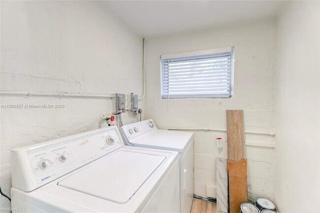 Building Photo - 3 br, 1 bath House - 1325 NE 2nd Ave