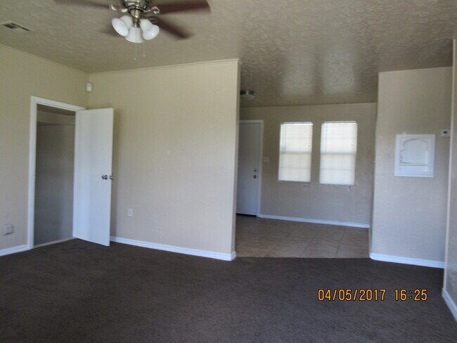 Building Photo - Pet Friendly :) SECTION 8 ACCEPTED!