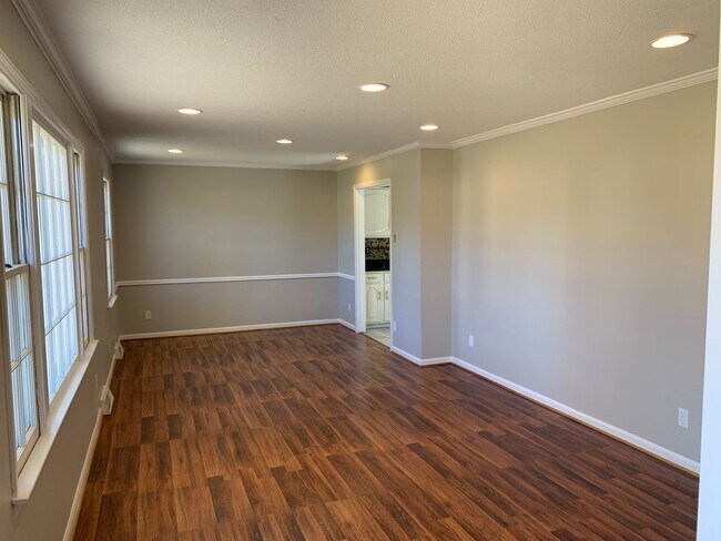 Building Photo - Updated 3 Bedroom Located Off Jefferson Rd - Lawncare Included!