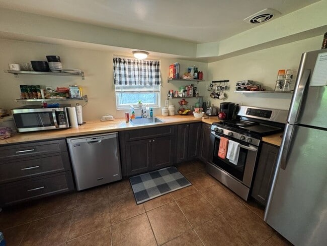 Building Photo - Spacious Split Level in Baldwin for Rent- ...