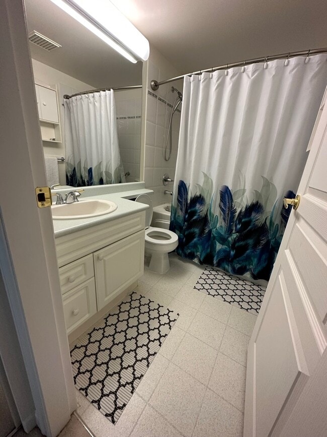 Photo du bâtiment - 5650 Edgewater Ln