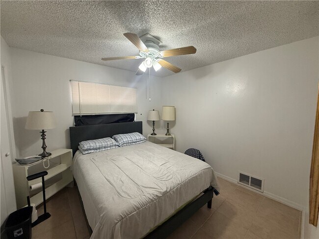 Foto del edificio - 2545 Kemp Ave