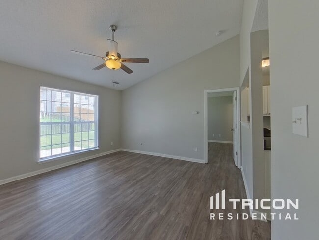 Building Photo - 2744 Fairstone Ave