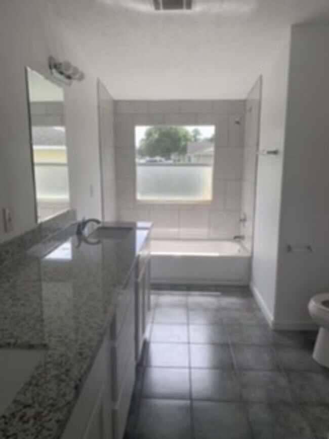 Foto del edificio - Spacious and Clean 3 BR HOUSE - Looking fo...