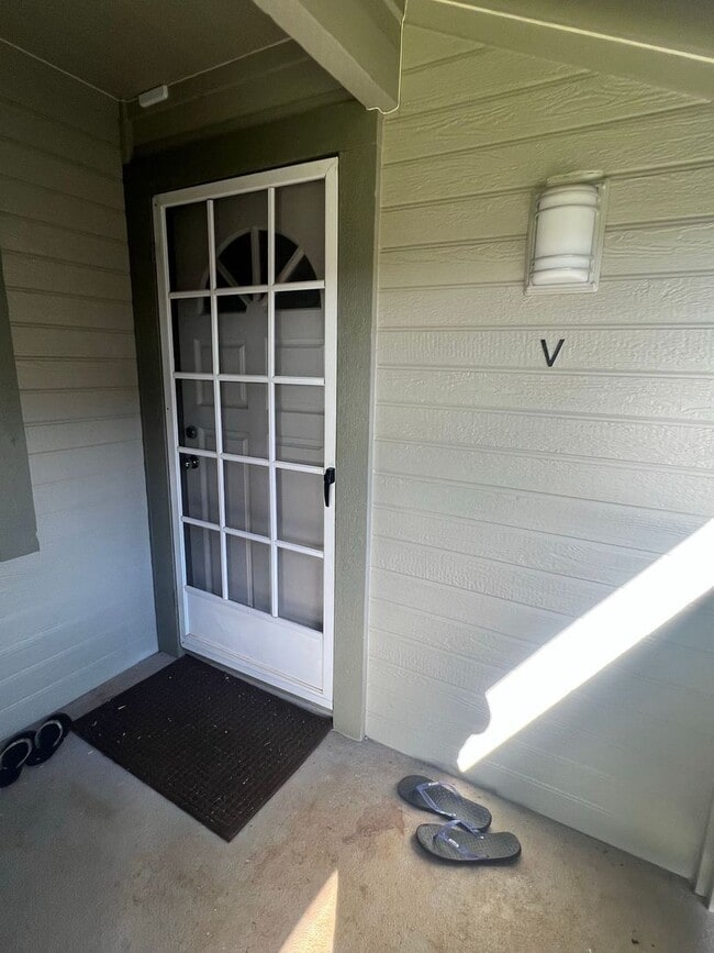 Foto del edificio - Upstairs Corner Unit 1 Bedroom/1 Bath Town...