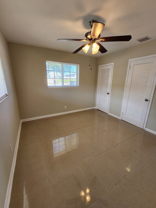 Building Photo - 949 W Kalmia Dr