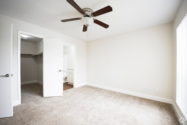 1BA, 1BA Cape Cod - 650SF - Bedroom - The Breakers Apartments